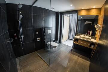 Фото номера Двухместный номер Делюкс с 1 кроватью Отель Hotel Limanova г. Лиманова 3